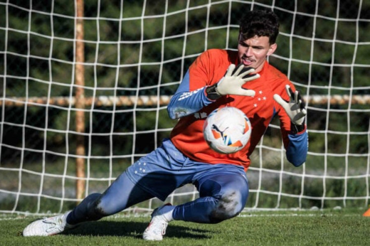 Com Cássio e Anderson à disposição, Cruzeiro tem proposta por goleiro da base, mas prefere manter jovem no elenco