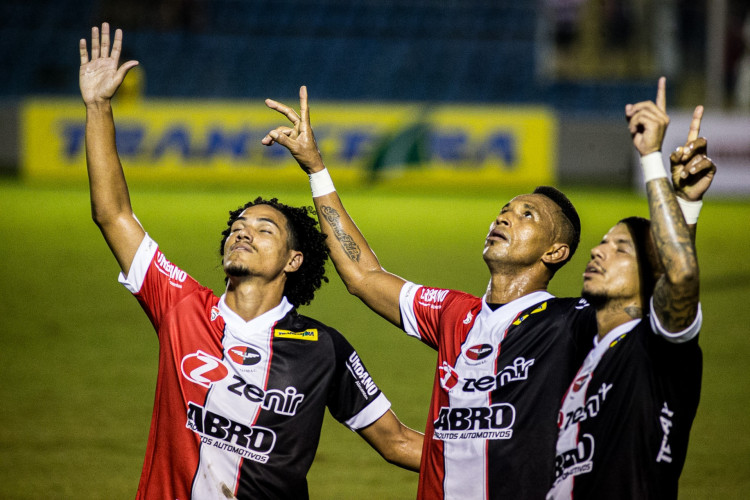 Gabryel Martins, Ciel e Marcelinho comemoram gol no jogo Ferroviário x São José, no PV, pelo Campeonato Brasileiro Série C 2024