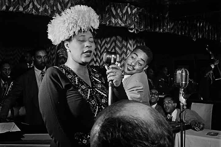 No dia 15 de junho de 1996, o mundo despediu-se da “primeira-dama da canção” Ella Fitzgerald. A lenda do jazz morreu aos 78 anos na sua casa, em Beverly Hills, Califórnia, de complicações da diabetes.
