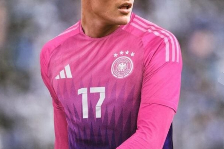 Segundo o porta-voz da Adidas, o modelo para a Eurocopa 2024 é o uniforme reserva mais vendido da história da seleção da Alemanha