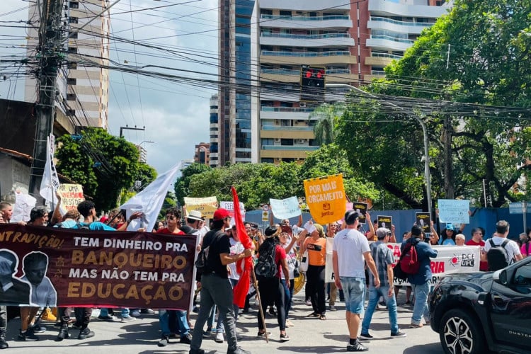Professores e técnicos-administrativos em greve realizam ato no Palácio da Abolição, em Fortaleza