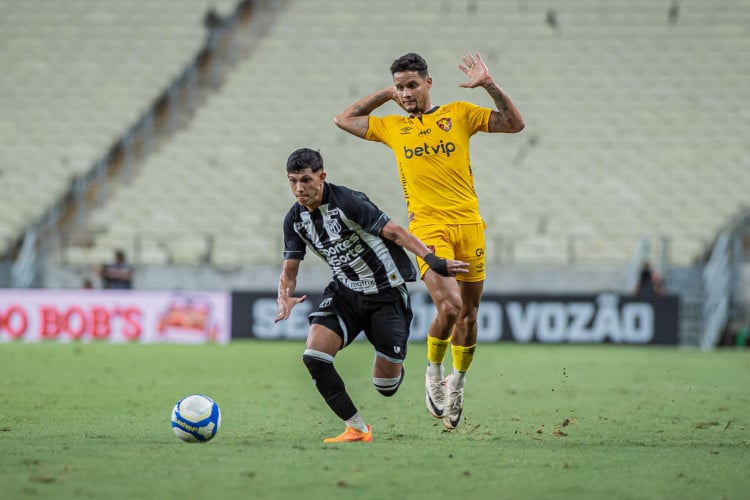 Erick Pulga e Roberto Rosales disputam lance no jogo Ceará x Sport, no Castelão, pela Série B 2024