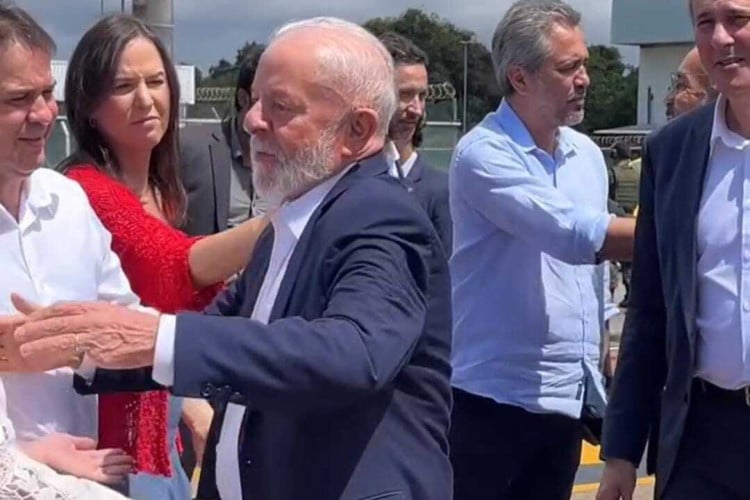O presidente Lula desembarcou em Fortaleza e foi recebido por Camilo, Elmano e Evandro