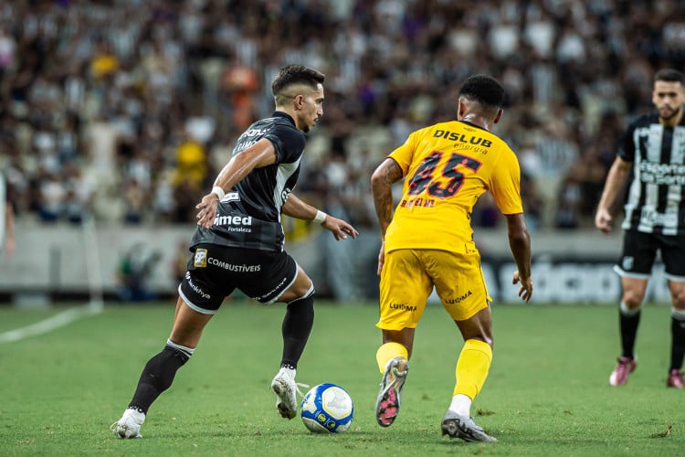 Raí Ramos e Riquelme disputam lance no jogo Ceará x Sport, no Castelão, pela Série B 2024