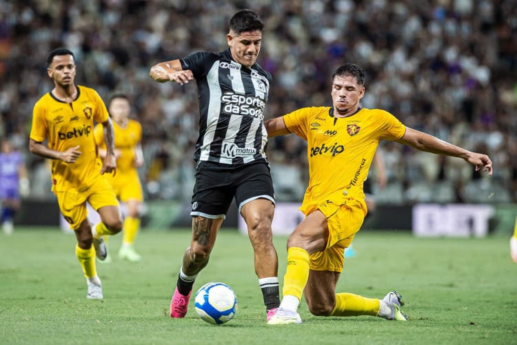 Recalde e Chico disputam lance no jogo Ceará x Sport, no Castelão, pela Série B 2024