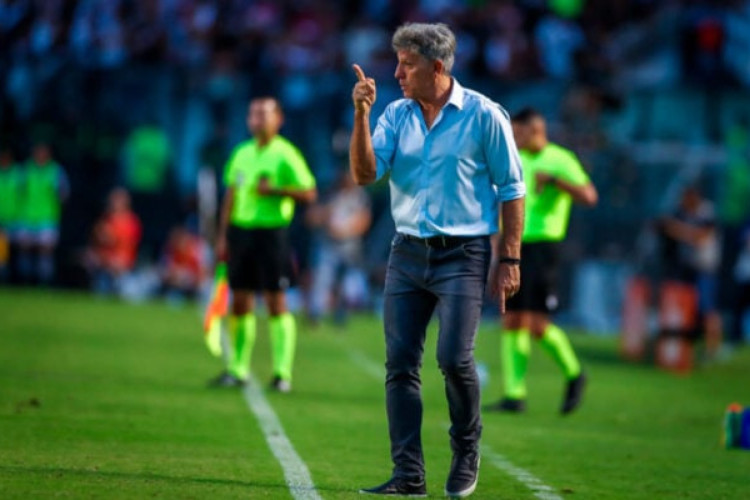 Treinador elogiou a postura do seu time e relembrou partidas a menos que seus rivais no Campeonato Brasileiro, onde ocupa a zona de rebaixamento