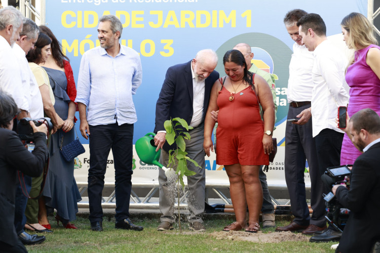 Presidente da República, governador do Ceará e beneficiária do MCMV plantam muda de árvore em solenidade de entrega do Residencial Cidade Jardim I, Módulo III