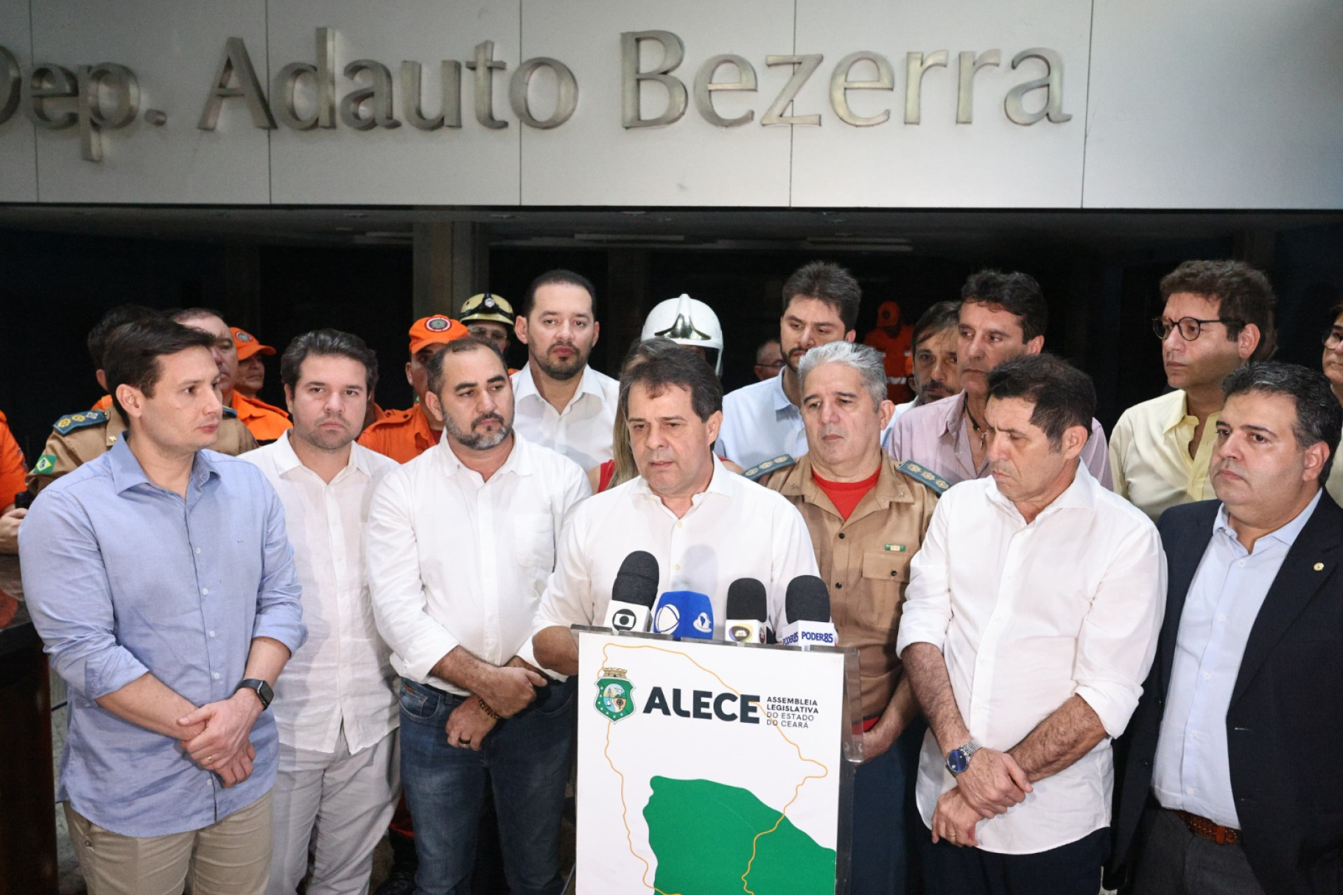 ￼EVANDRO concedeu coletiva ao lado de deputados e bombeiros (Foto: Marcos Moura/ Alece)