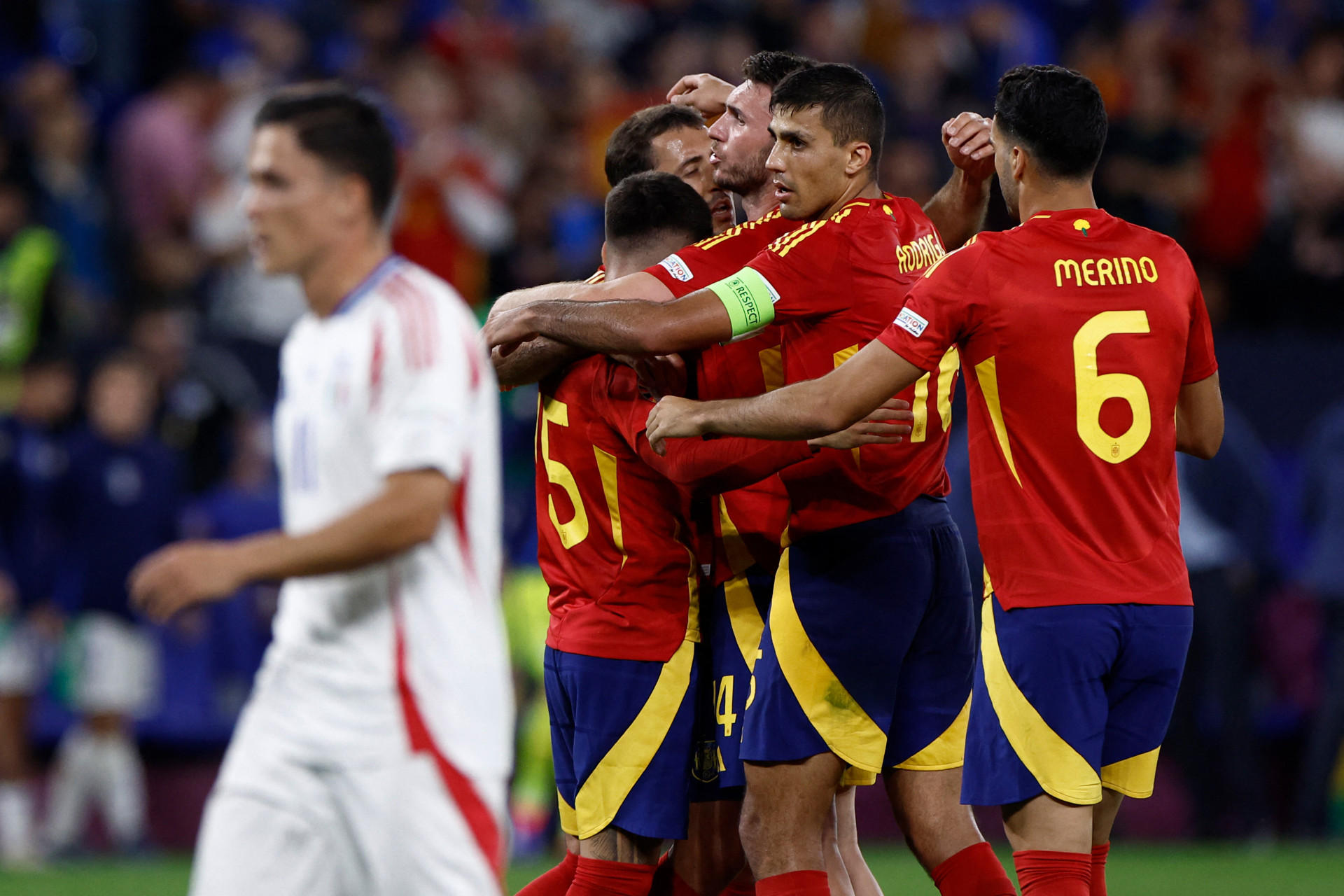 Espanhóis bateram italiano com gol contra (Foto: KENZO TRIBOUILLARD / AFP)