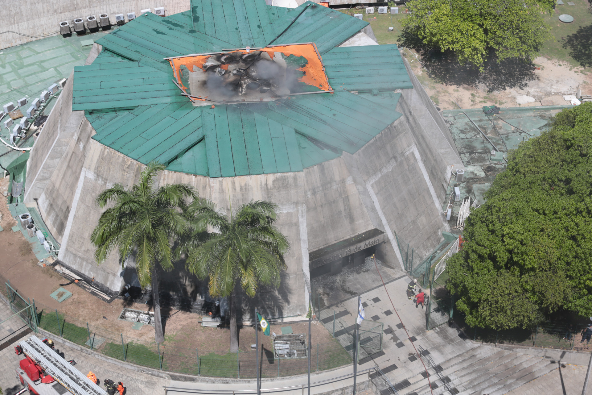 ￼PLENÁRIO da Alece foi parcialmente destruído em incêndio (Foto: FÁBIO LIMA)