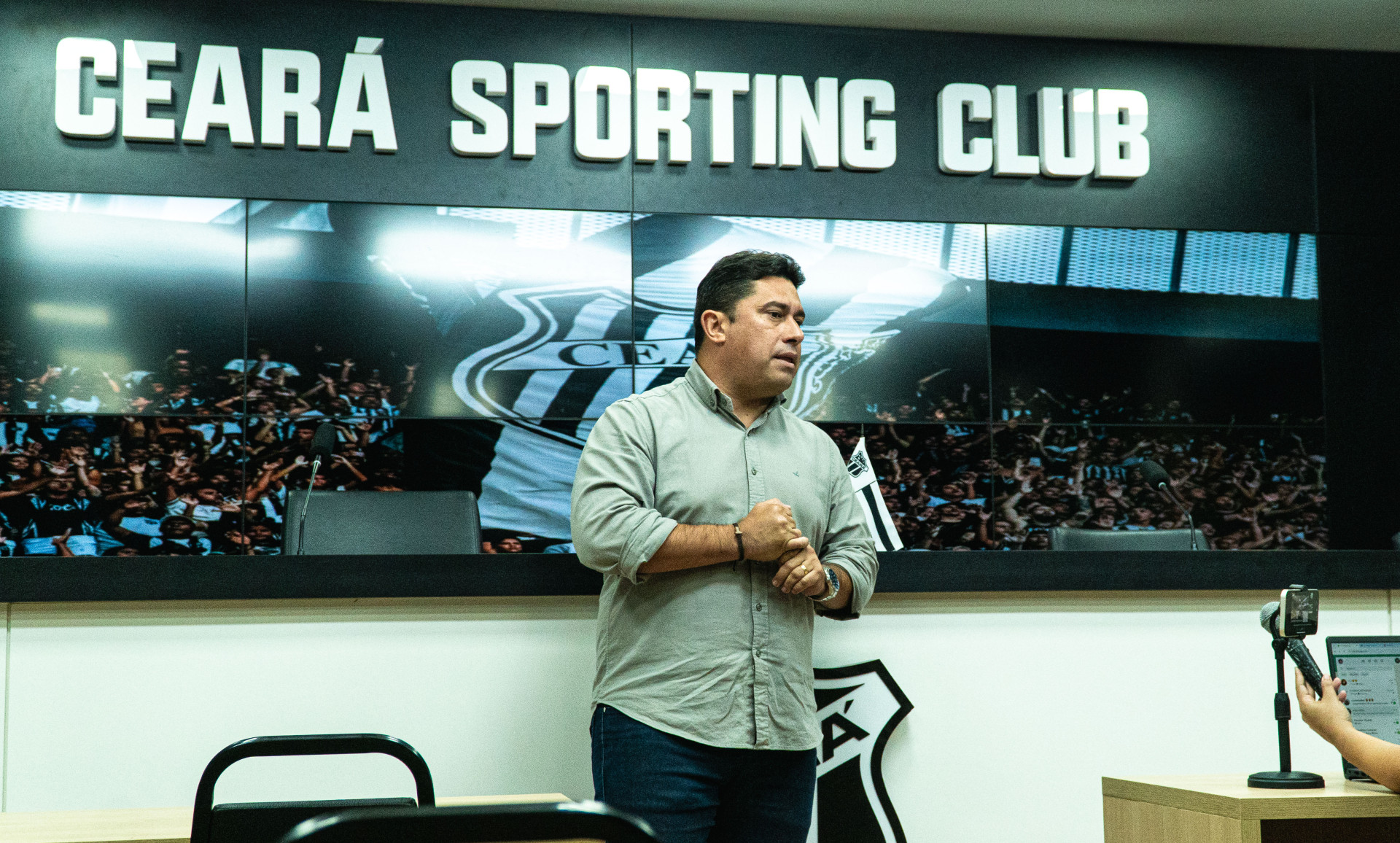 João Paulo Silva, presidente do Ceará, em conversa com jornalistas na sala de imprensa do estádio Carlos de Alencar Pinto, em Porangabuçu (Foto: Marcelo Vidal/Ceará SC)