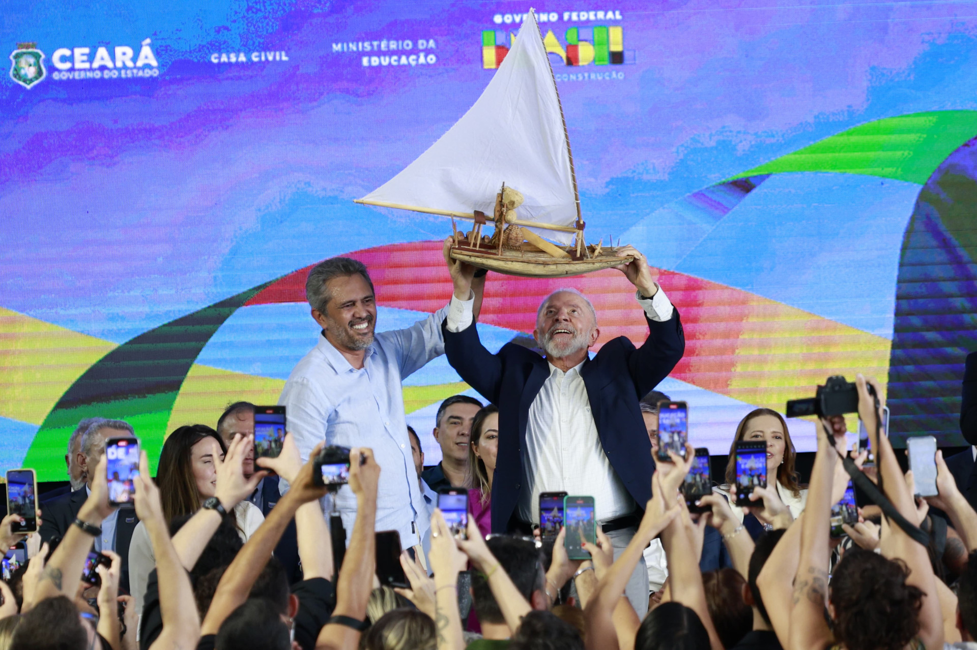 O presidente Luiz Inácio Lula da Silva recebeu uma jangada das mãos do governador Elmano de Freitas (PT) (Foto: FCO Fontenele/O POVO)