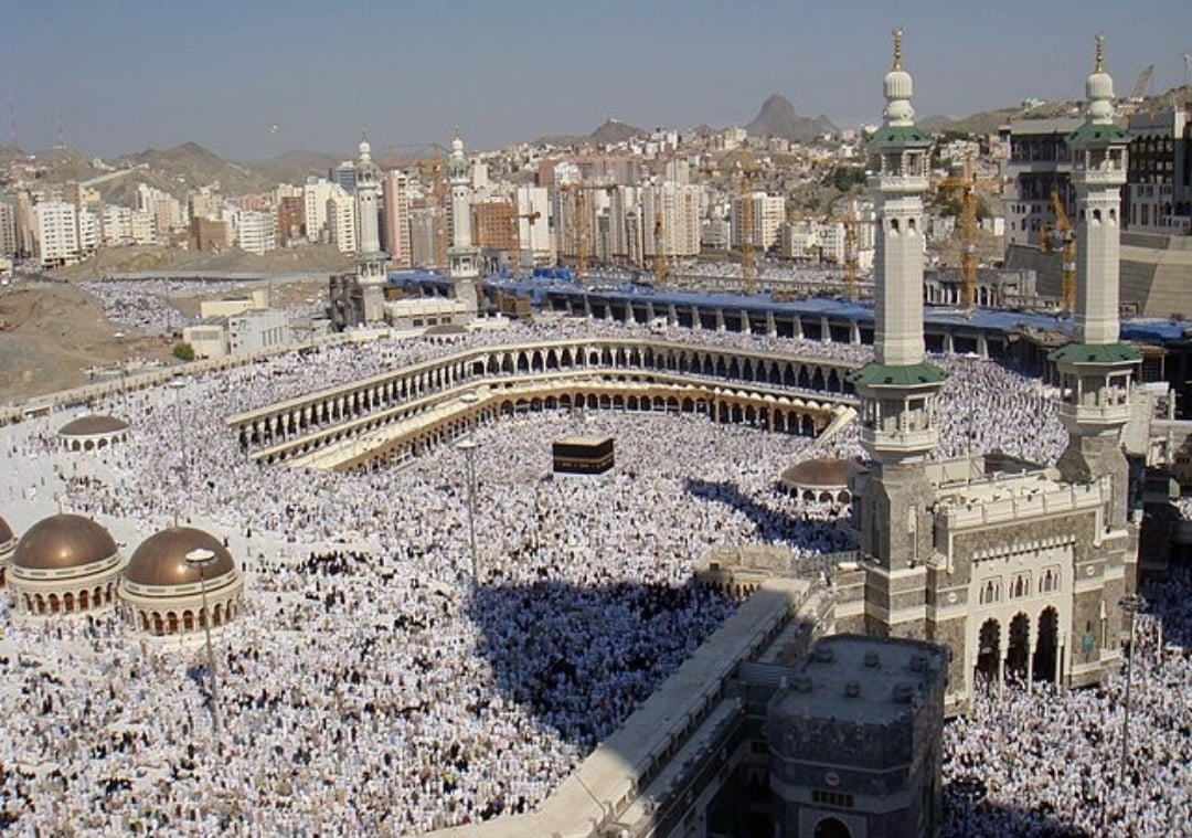 Quase 600 pessoas morreram durante a peregrinação anual de muçulmanos a Meca, na Arábia Saudita. Muitos sucumbiram ao calor escaldante que atingiu muitos deles por conta do calor escaldante que atingiu 51,8ºC à sombra na Grande Mesquita. 