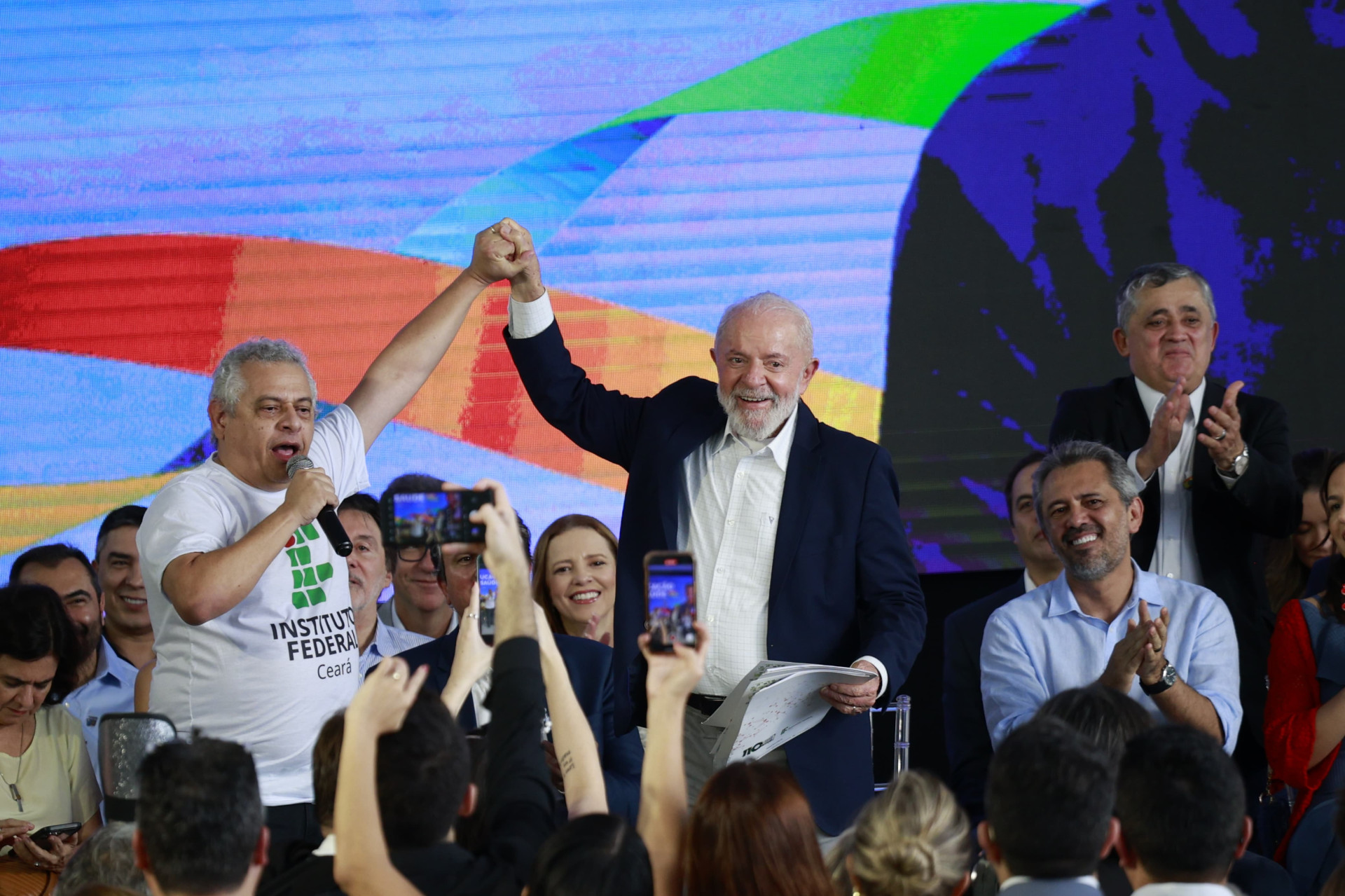 Ao lado do reitor Wally Menezes, Lula anuncia investimentos ao Instituto Federal de Educação, Ciência e Tecnologia do Ceará (IFCE)  (Foto: FCO FONTENELE)