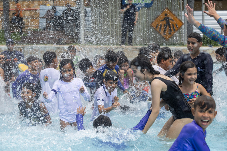 Crianças participaram de aulão de natação no Beach Park. 