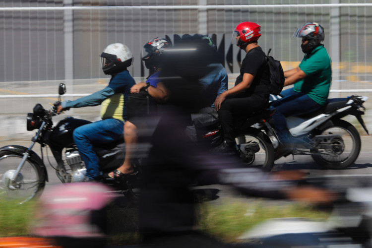 ￼MOTOCICLISTAS são os mais expostos aos riscos do cerol