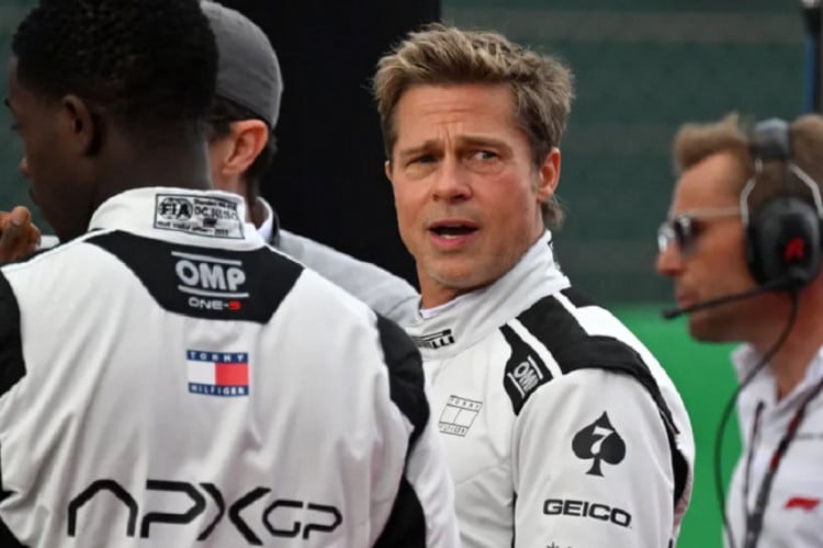 Brad Pitt e Damson Idris no GP da Inglaterra, em 2023, durante gravações do novo filme sobre Fórmula 1 