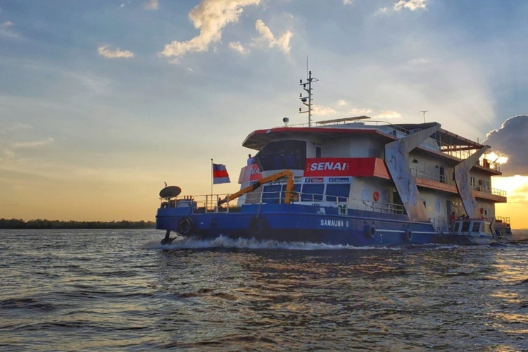 A cooperação com o Senai Amazonas providencia o barco-escola Samaúma para formar a população ribeirinha com curso sobre mecânica de motos
