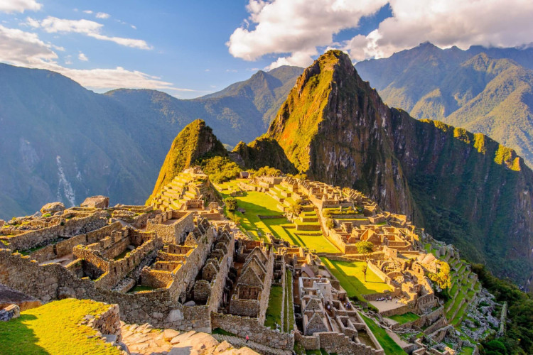 Cusco guarda encantos históricos e surpreende com destinos como Machu Picchu, famosa maravilha arquitetônica (Imagem: Anton_Ivanov | Shutterstock)