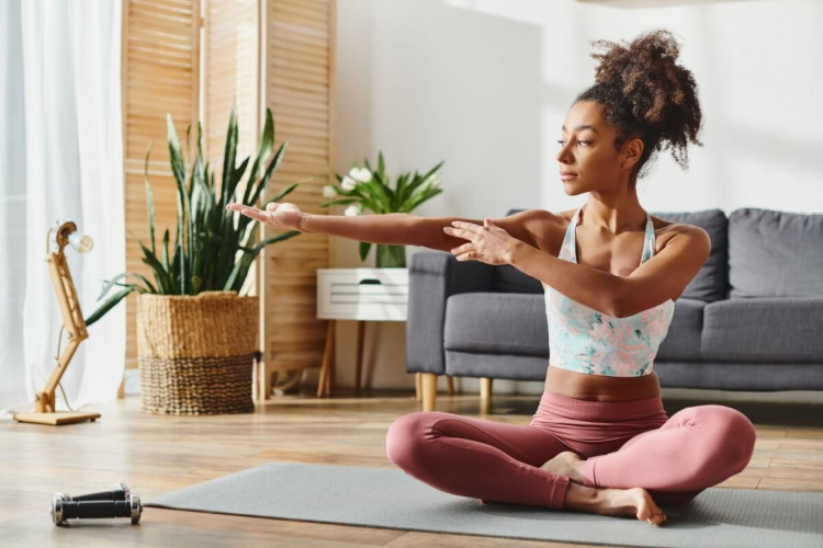 O yoga promove o equilíbrio entre o corpo, a mente e o espírito (Imagem: Pixel-Shot | Shutterstock)