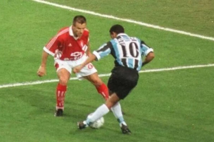 O Tricolor acabou campeão do estadual e Ronaldinho classificou esse lance como o drible mais bonito da carreira