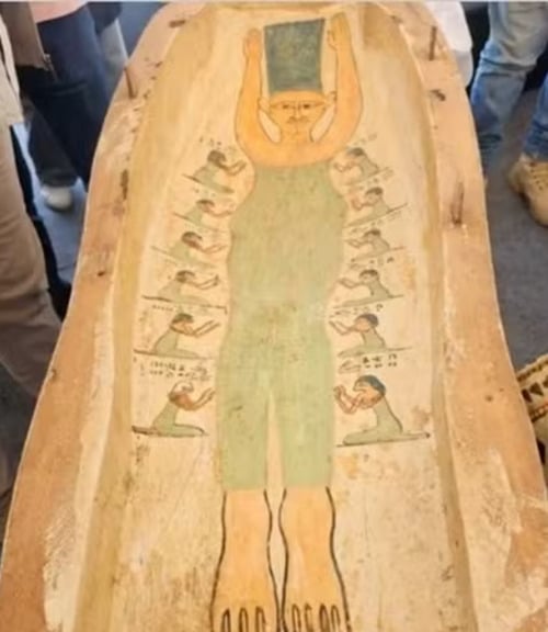 Um  caixão encontrado por arqueólogos no Egito chamou atenção pelo desenho de uma mulher que tem as características da personagem Marge, da animação 