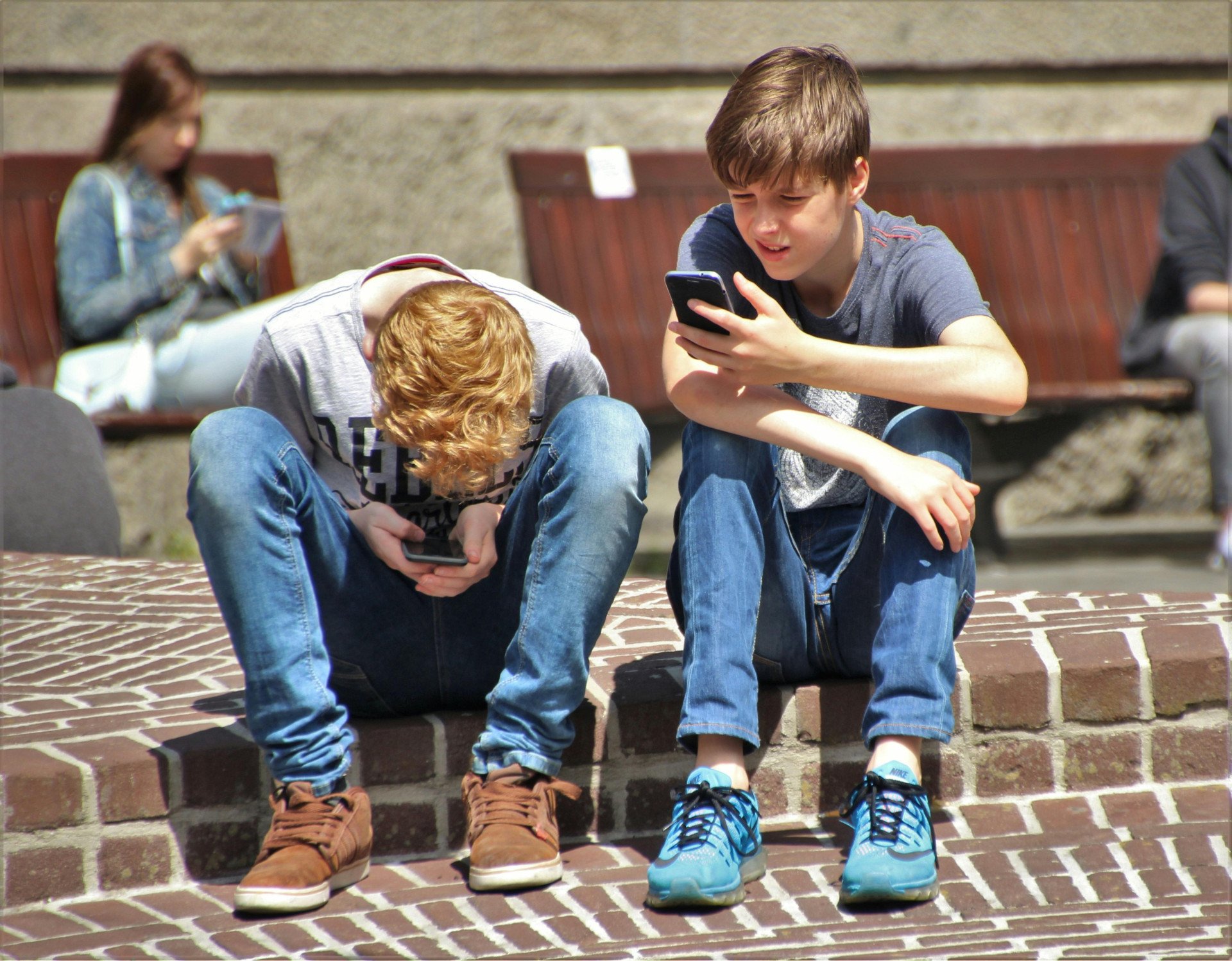 Adolescentes fazendo uso de telefones celulares (Foto: Pixabay)