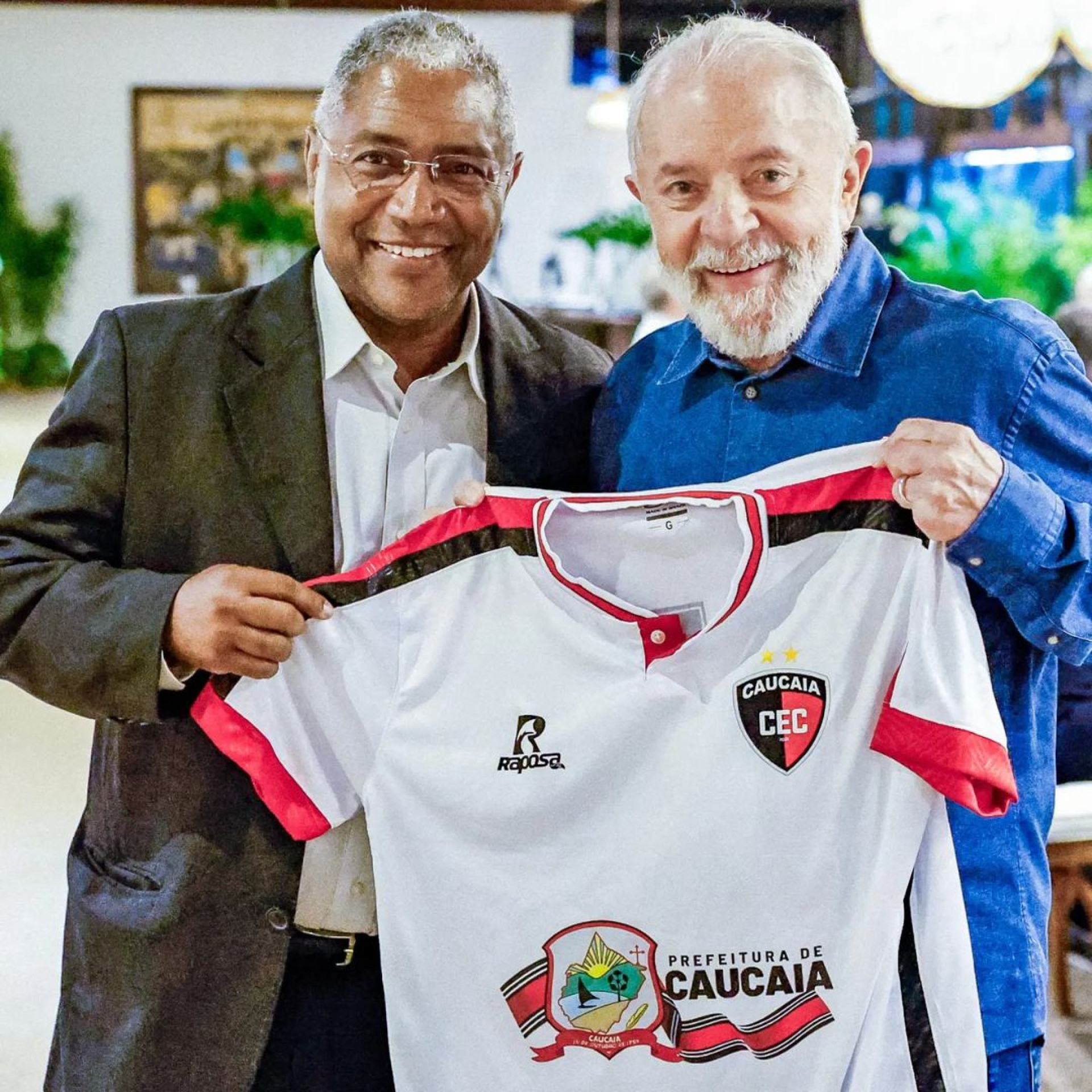 Waldemir Catanho presenteia o presidente Lula com uma camiseta do Caucaia Esporte Clube (Foto: Reprodução/Instagram/@CatanhoPT)