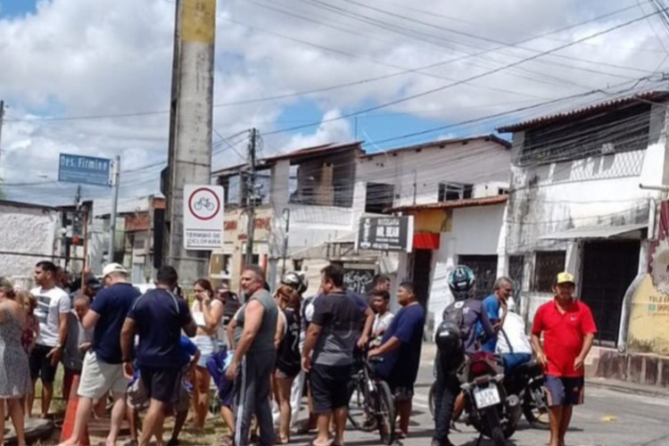 Homens foram resgatados pelos bombeiros