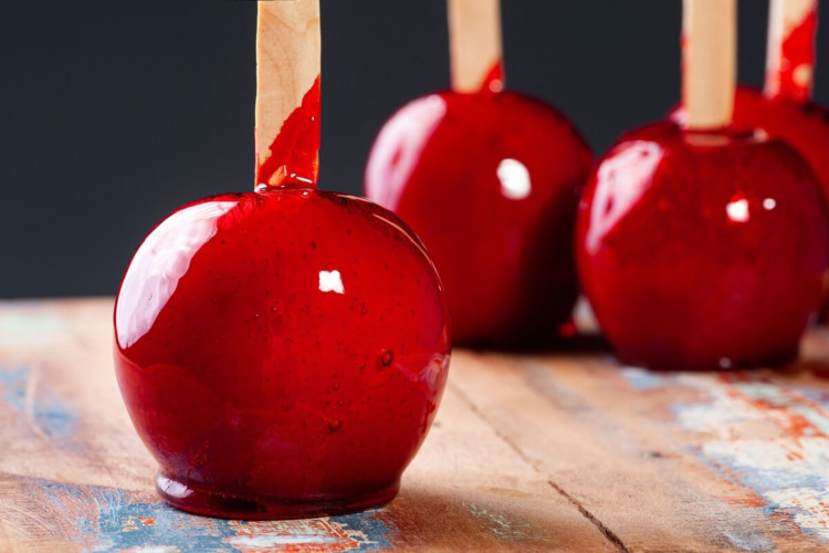 A maçã do amor combina o doce sabor da fruta com a crocância da calda caramelada (Imagem: flanovais | Shutterstock)