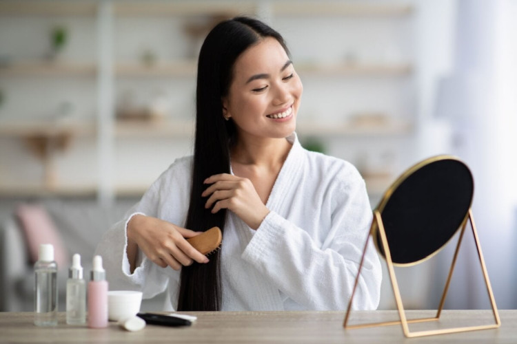 Alguns cuidados com a lavagem ajudam a deixar o cabelo mais bonito (Imagem: Prostock-studio | Shutterstock)