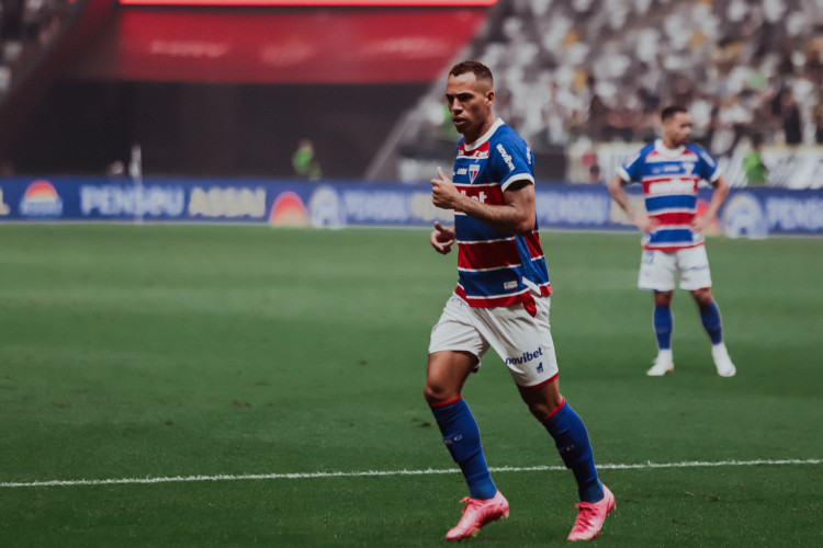 Breno Lopes, do Fortaleza, comemora gol marcado diante do Atlético-MG, pela Série A