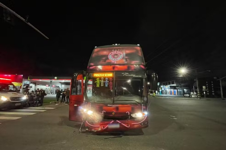 O motociclista se chocou contra o ônibus da banda da cantora Priscila Senna