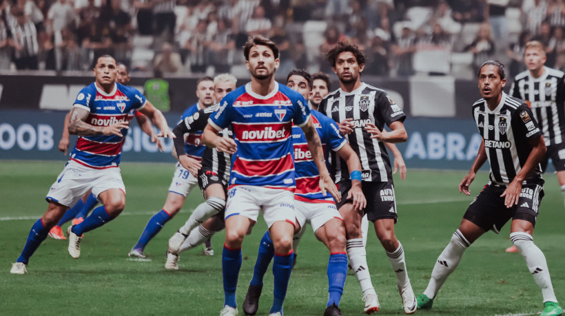 Jogadores de Fortaleza e Atlético-MG durante duelo válido pela Série A do Brasileirão