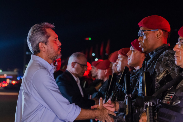 FORTALEZA, CEARÁ, 24-06-2024: Governador Elmano entrega viaturas e mais policiais, para realizar a vigilância e assistência da cidade. (Foto: Fernanda Barros / O Povo)