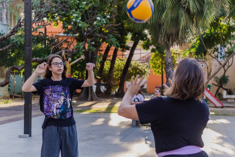 Iago, de 11 anos, e a mãe, Krys Rodrigues, escolhem a Praça Luíza Távora como ponto da família