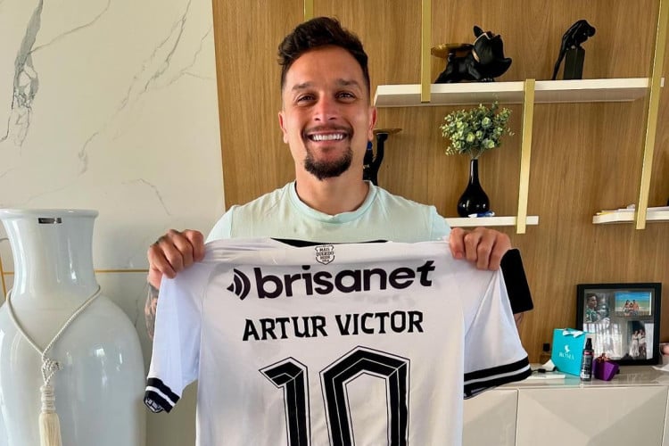 Artur Victor, do Zenit, posa com camisa do Ceará