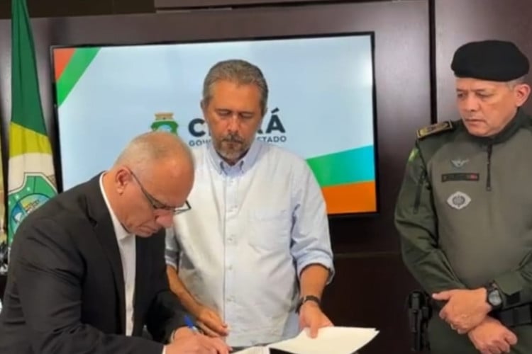 Elmano (ao centro) fez anúncio e assinou ato de convocação dos novos PMs ao lado do secretário Roberto Sá (esquerda) e do comandante da PMCE, Klênio Savyo