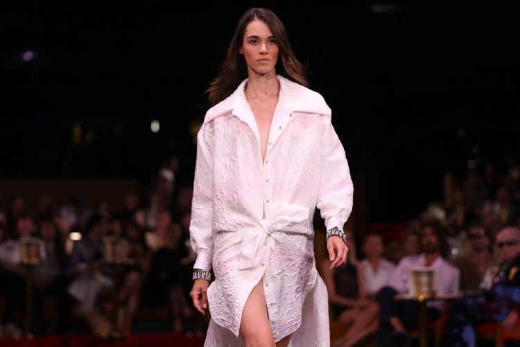 Modelo apresenta criação de Alexis Mabille durante a Paris Fashion Week