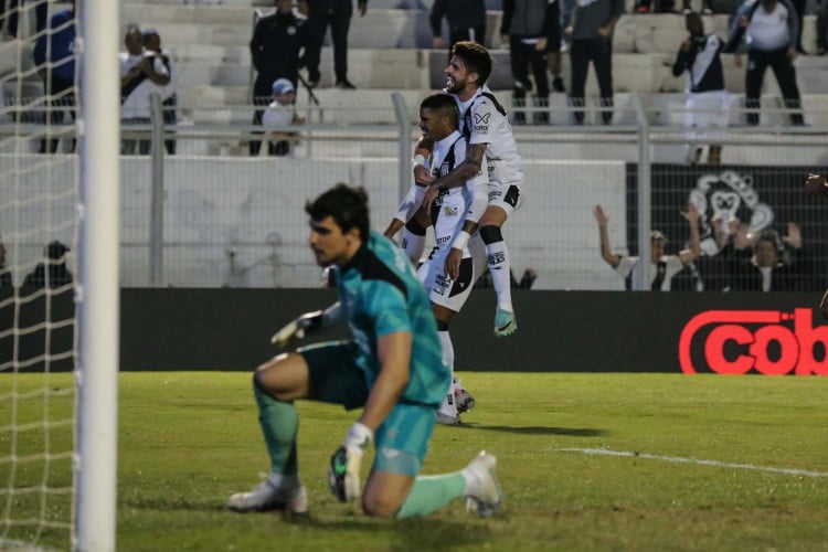 Richard lamenta gol de Jeh no jogo Ponte Preta x Ceará, no Moisés Lucarelli, pelo Campeonato Brasileiro Série B 2024