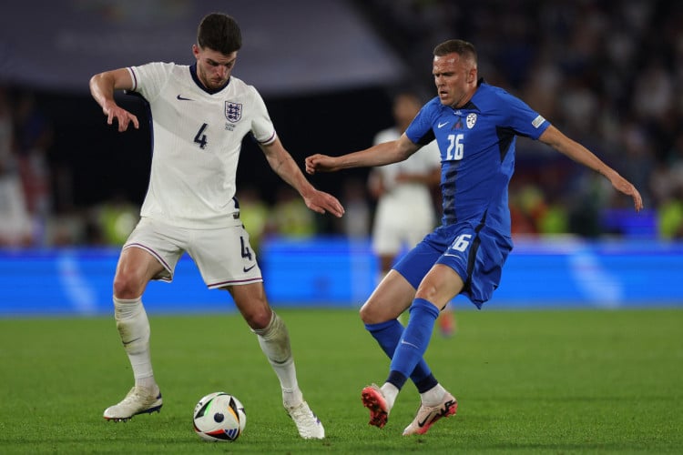 Declan Rice e Ilicic disputam lance no jogo Inglaterra x Eslovênia pela Eurocopa 2024