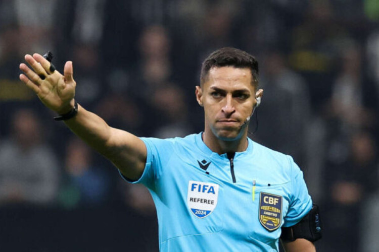 O árbitro Rodrigo Jose Pereira de Lima, do jogo entre as equipes da SE Palmeiras e C Atlético Mineiro, durante partida válida pela nona rodada, do Campeonato Brasileiro, Série A, na Arena MRV. (Foto: Cesar Greco/Palmeiras/by Canon)