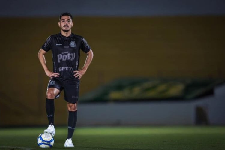 Leão fez cerimonia antes de duelo contra o Santos, pela Série B, nesta terça-feira (25); camisa terá 1000 unidades 