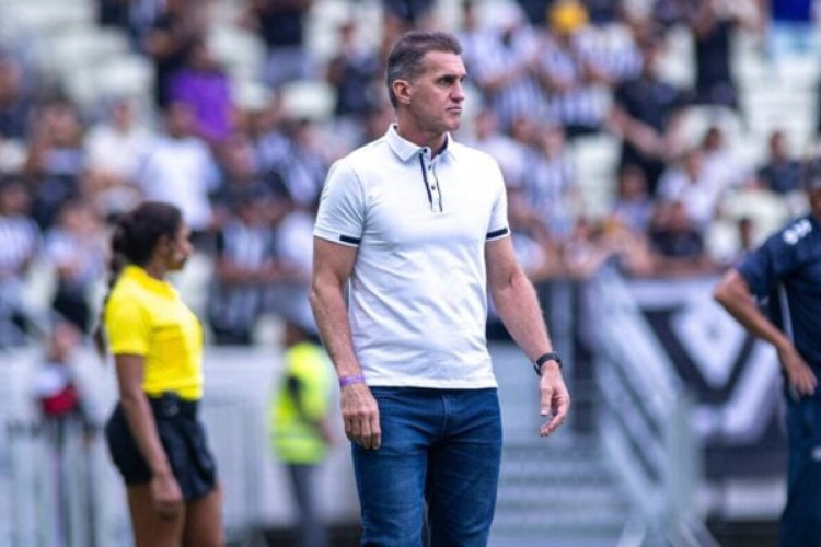 Treinador deixa o Ceará na 11ª colocação da Série B do Brasileirão. Os quatro jogos sem vitória pesaram na saída do comandante