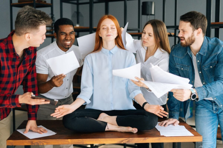 Nossas emoções, sejam elas consideradas boas ou ruins, se manifestam no ambiente corporativo (Imagem: Dikushin Dmitry | Shutterstock)