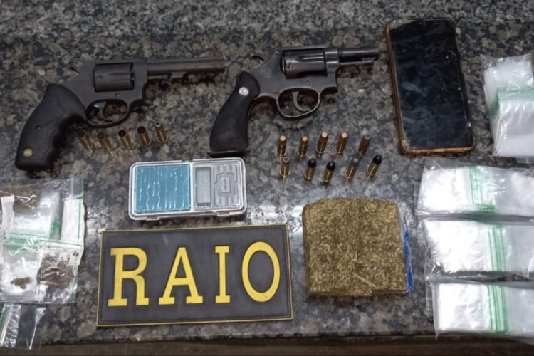  Polícia Militar do Ceará apreendeu dois revólveres calibre 38, munições e drogas no local 