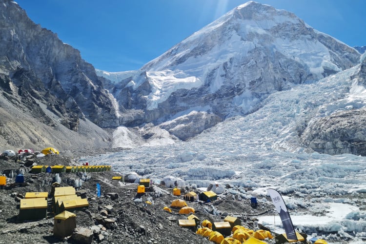 Tendas de montanhistas são retratadas no acampamento base do Everest, na região do Monte Everest, no distrito de Solukhumbu, em 18 de abril de 2024, no décimo aniversário de uma avalanche que matou 16 guias nepaleses 