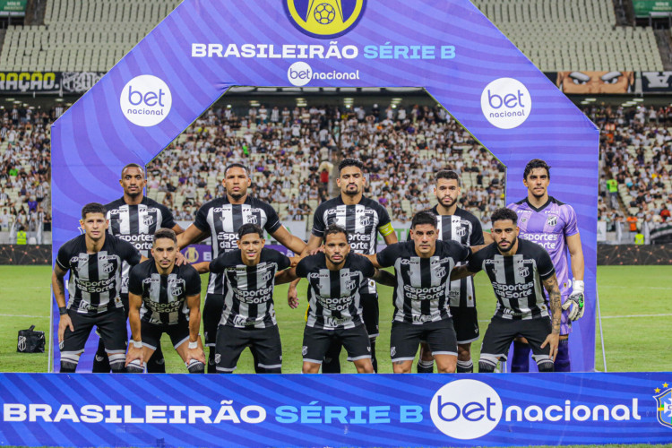 Jogadores do Ceará posam para foto no jogo Ceará x Sport, no Castelão, pelo Campeonato Brasileiro Série B 2024