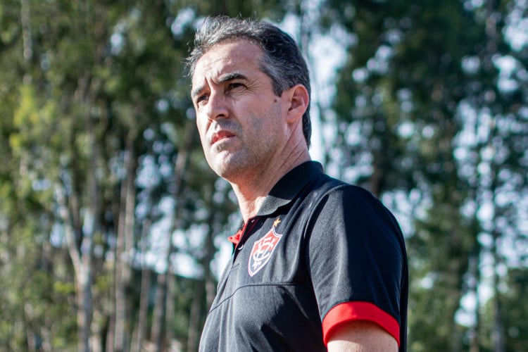 Técnico Léo Condé no jogo Vitória x Bahia, no Barradão, pela final do Campeonato Baiano 2024
