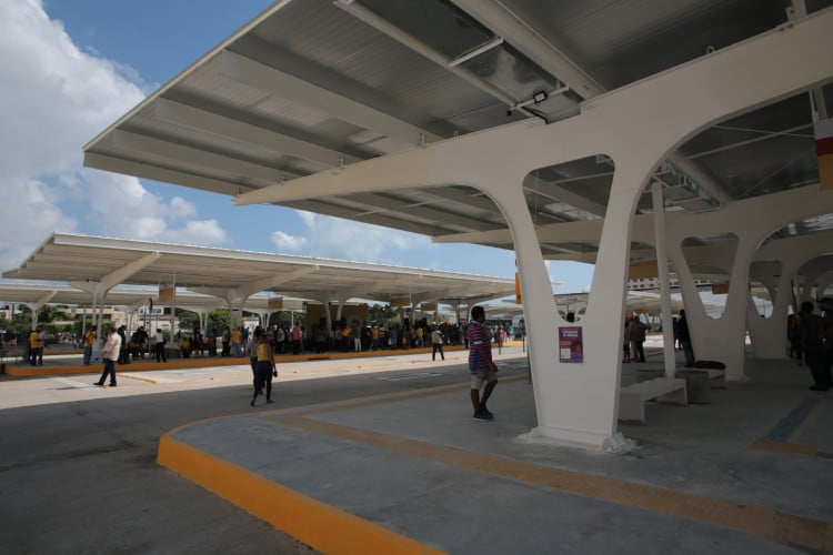 Três plataformas cobertas abrigam os pontos de ônibus para embarque e desembarque de passageiros no terminal